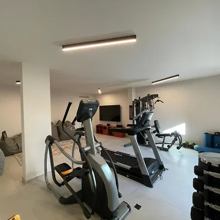 Eva, Vue Et Montagne, A Pieds