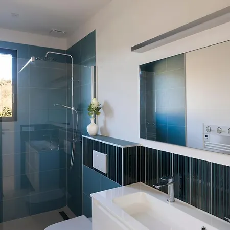 Eva, Vue Et Montagne, A Pieds *