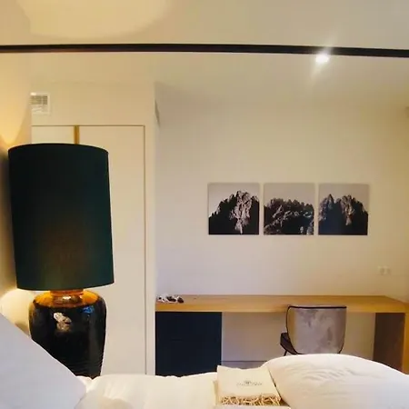 Eva, Vue Et Montagne, A Pieds